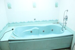 Een douche, handdoeken, zeep, shampoo