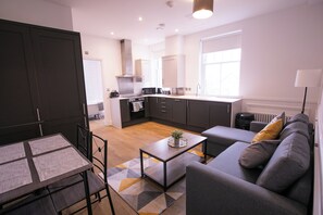 Luksusleilighet, 2 soverom | Oppholdsområde | En 32-tommers smart-TV med kabel-kanaler samt Netflix og Hulu