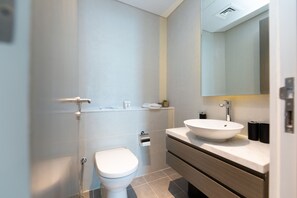 Design Apartment | Bathroom | Bathtub, hair dryer, towels, toilet paper - Grand Luxury  - Stylish Apartment With Incredible Canal Views (Dubai)