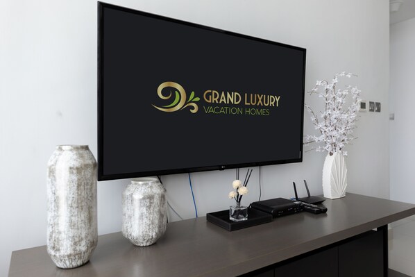 Design-Apartment | Wohnbereich | 55-Zoll-Smart-TV mit Kabelempfang