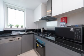 Apartamento de diseño | Cocina privada | Frigorífico, microondas, horno y placa de cocina
