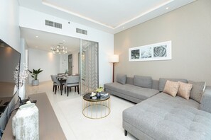 Design-Apartment | Wohnbereich | 55-Zoll-Smart-TV mit Kabelempfang