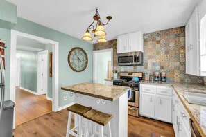 Fridge, microwave, oven, dishwasher - Historic 4 bed/2 bath, near Strand/Harbor/Cruise! (Galveston)