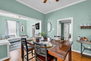 Dining - Historic 4 bed/2 bath, near Strand/Harbor/Cruise! (Galveston)