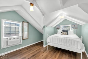 4 bedrooms, desk, iron/ironing board, free WiFi