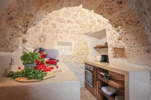 Frigorifero, microonde, forno, piano cottura