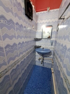 Chuveiro, toalhas de banho, sabonete, papel higiênico