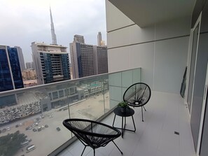 Balcony - Grand Luxury - Tranquil 1 Bedroom Apt with Burj Khalifa View (Dubai)