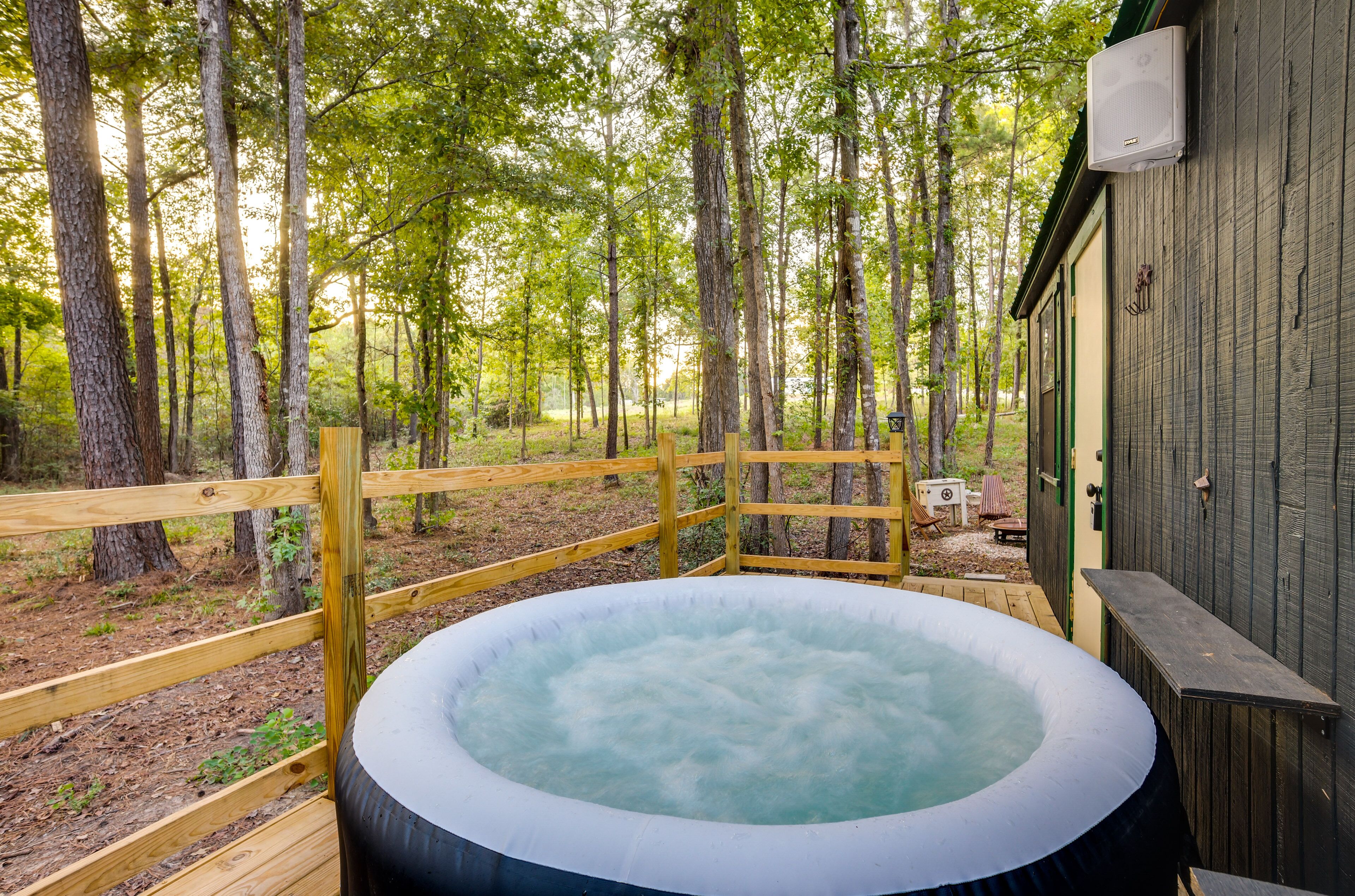 Cozy Onalaska Cabin ~ 2 Mi to Lake Livingston!