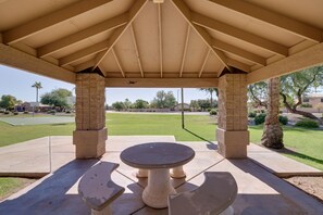 Outdoor dining - Golf Course View + Pool: Serene Glendale Home (Glendale)