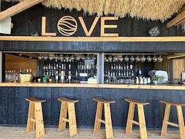 2 bars/lounges