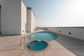 Outdoor pool - Grand Luxury - Charming Condo With Balcony In The Heart of JLT (Dubai)