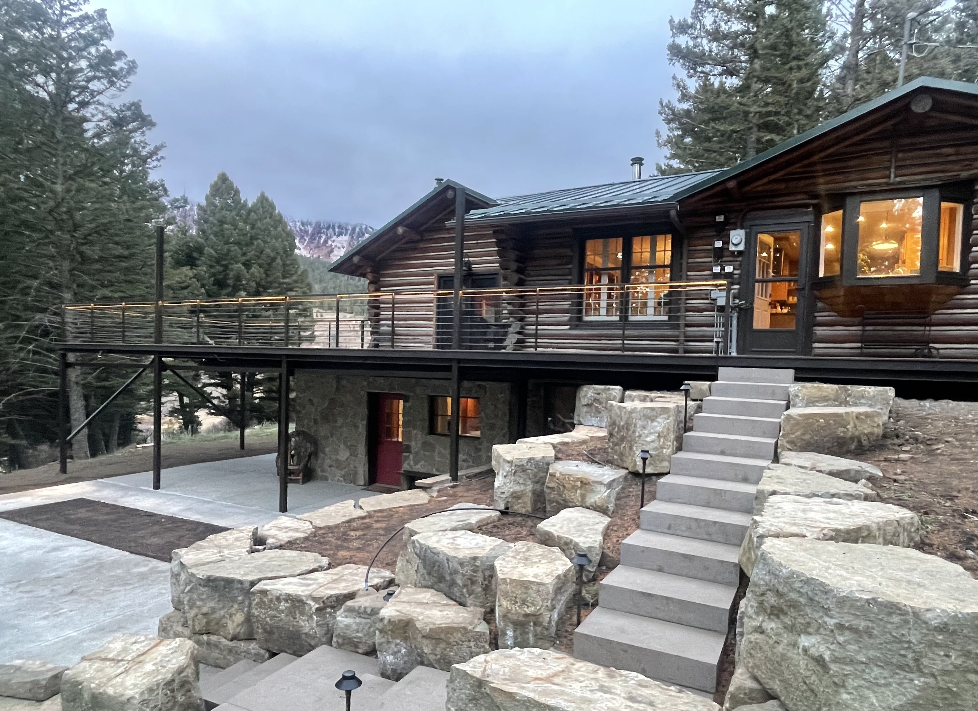 Historic log home, 3 minutes from the Bridger bowl slopes.