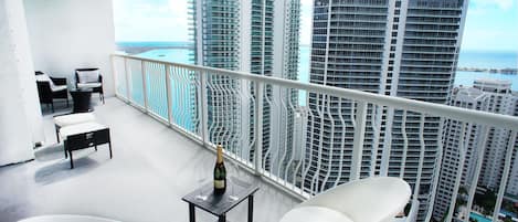 Deluxe Apartment | Balcony