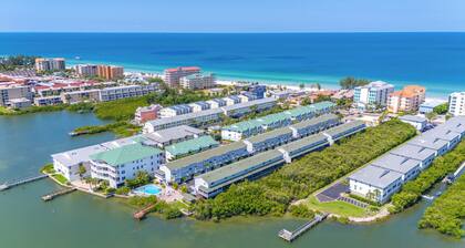 Relaxing Clearwater-St Pete Beaches!! Clean, beachy and water sports!