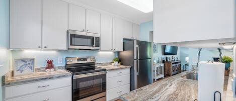 Een koelkast, een microgolfoven, een oven, een kookplaat