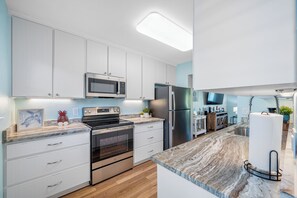 Fridge, microwave, oven, stovetop - Relaxing Clearwater-St Pete Beaches!! Clean, beachy and water sports!  (Indian Shores)