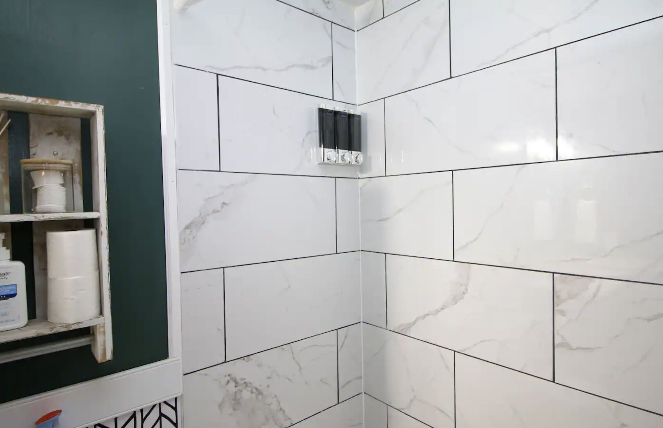 Ducha, secador de pelo, toallas, jabón