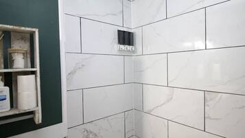 Ducha, secador de pelo, toallas, jabón