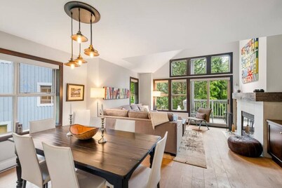 Upper Village 3BR:Sleeps 6,Hot tub,Patio+BBQ,Free Parking & Steps from Golf Course!