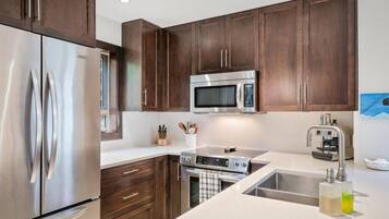 Réfrigérateur, micro-ondes, four, plaque de cuisson