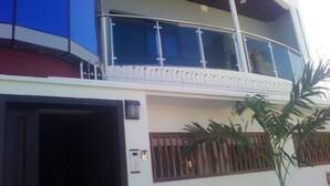 A multi-story building with a balcony on the upper floor. - Private room in very nice area. (Dakar)
