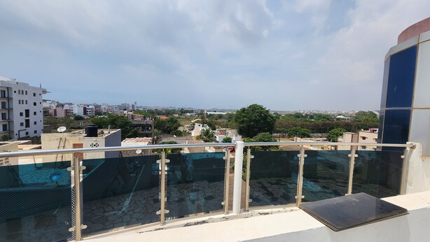 A balcony with a glass barrier overlooking a cityscape. - Private room in very nice area. (Dakar)