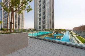 Outdoor pool - Grand Luxury - Cozy 1BR Apartment Walking Distance to Dubai Mall (Dubai)