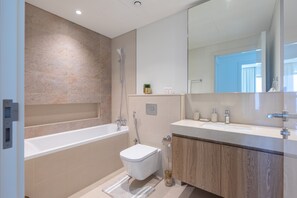 Executive-Apartment | Badezimmer | Badewanne, Haartrockner, Handtücher, Toilettenpapier
