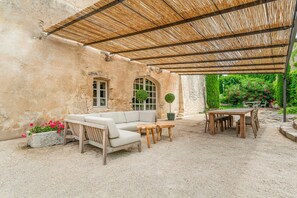 Outdoor dining - Moulin Pissarro - Six Bedroom Villa, Sleeps 14 (Fontvieille)
