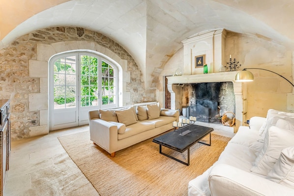 TV, fireplace, table tennis