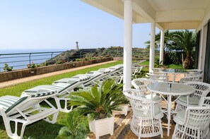 Outdoor dining - Madeira Bello - Four Bedroom Villa, Sleeps 10 (Canico)