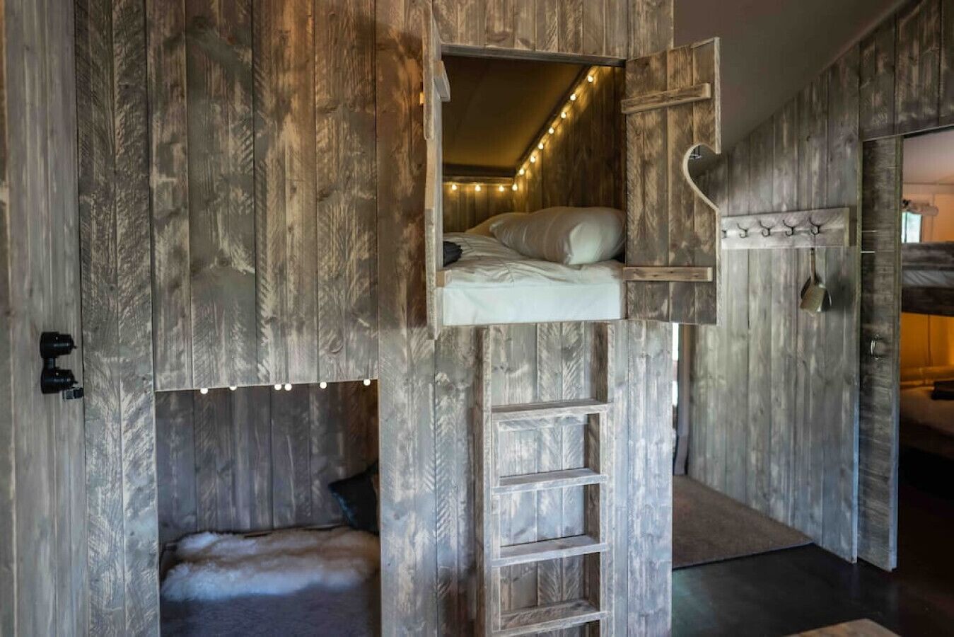 3 bedrooms, travel cot, WiFi, bed sheets