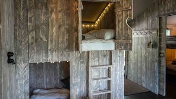 3 bedrooms, travel cot, WiFi, bed sheets