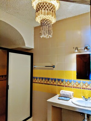 Sèche-cheveux, serviettes fournies, savon, shampoing