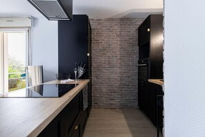 冷蔵庫、電子レンジ、オーブン、コンロ