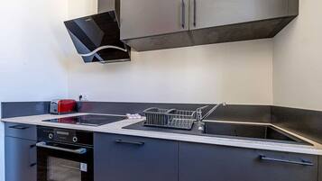 Refrigerador, microondas, horno, placa de cocina