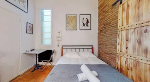 Iron/ironing board, WiFi, bed sheets
