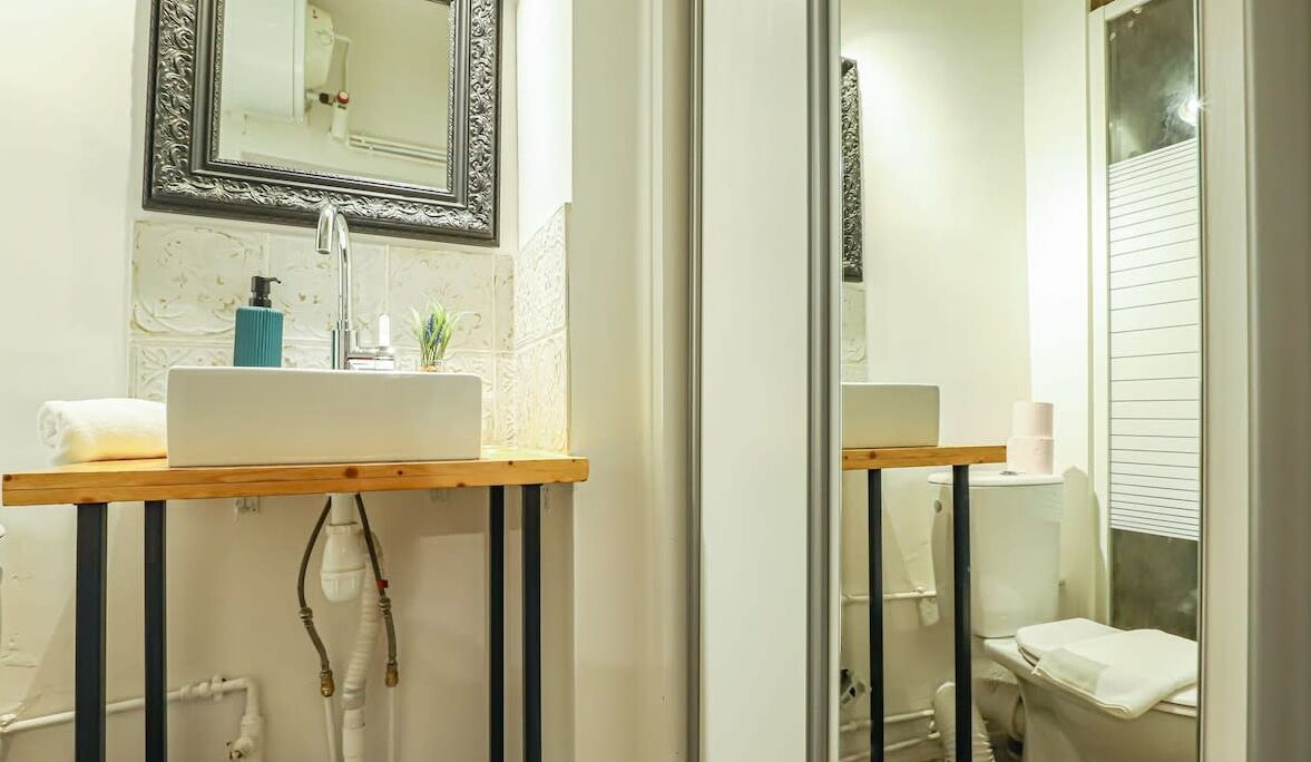 Regadera, secadora de cabello, toallas 