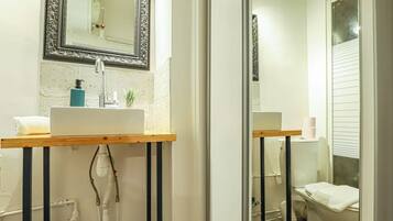 Douche, sèche-cheveux, serviettes fournies