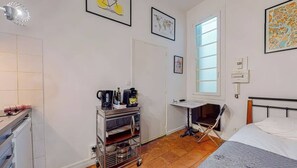 Iron/ironing board, WiFi, bed sheets