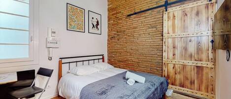 Iron/ironing board, WiFi, bed sheets
