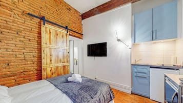 Tabla de planchar con plancha, wifi y ropa de cama