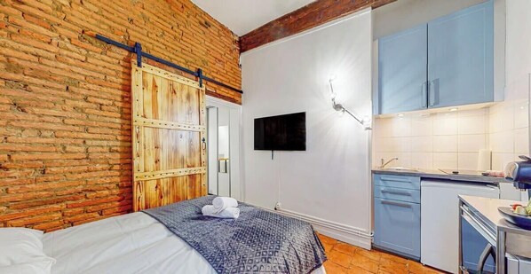 Iron/ironing board, WiFi, bed sheets