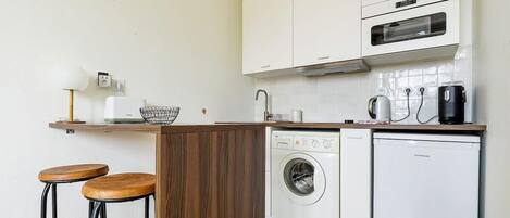 Réfrigérateur, micro-ondes, cafetière/bouilloire, grille-pain