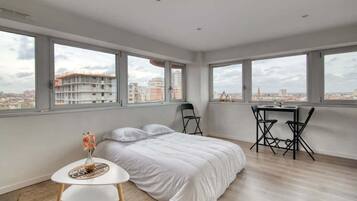 Travel crib, WiFi, bed sheets