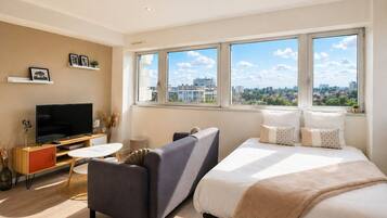 Travel cot, WiFi, bed sheets