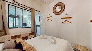 A bedroom with a large bed, a dresser, a mirror, and a window. - Parga 2 · Terrasse /Clim - Capitole - Bord Garonne (Toulouse)