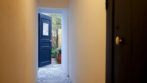 A narrow hallway with patterned floor tiles leading to a dark blue door. - Parga 2 · Terrasse /Clim - Capitole - Bord Garonne (Toulouse)