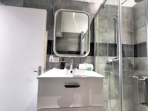 Dusche, kostenlose Toilettenartikel, Haartrockner, Handtücher